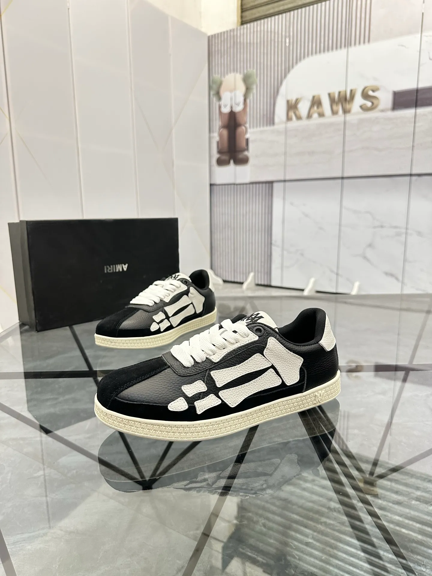 Men's shoes: 💰P420¥ Product trademark: AMIRI* "Amir*" low-top casual shoes Regular size: 38-45 (can be customized to 46) Product material: imported nubuck leather upper, breathable lining, original outsole. Number: 001